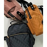 Mochila con accesorios dorados